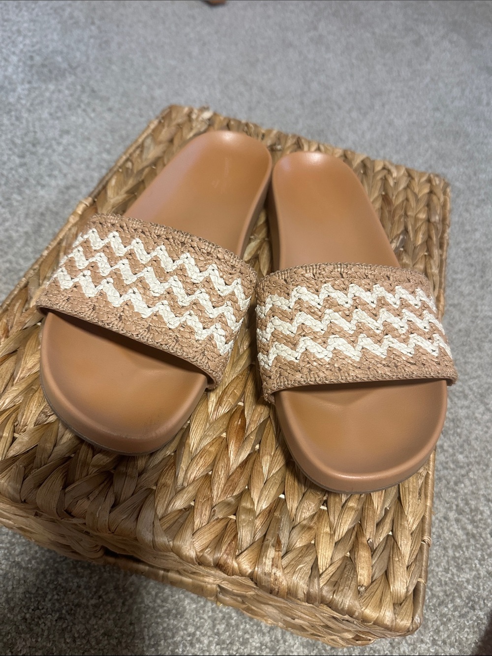 Universal Thread Tan Slide Sandals with Cream Chevron Strap Women’s Size 8.5